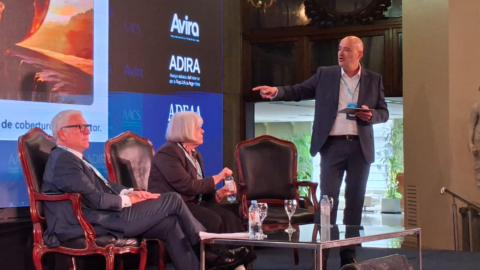 En el marco del encuentro sectorial en la Bolsa de Comercio de Buenos Aires, Irene Capusselli (AVIRA) y Aldo Álvarez (ADEAA) debatieron sobre el potencial del sector como inversor institucional, el reto del envejecimiento poblacional y los distorsivos incentivos del fuero judicial que amenazan la solvencia del mercado.